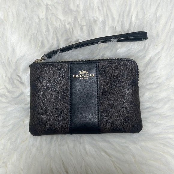 ✨ MAKE OFFER ✨ COACH CORNER ZIPPER WRISTLET - Picture 2 of 8